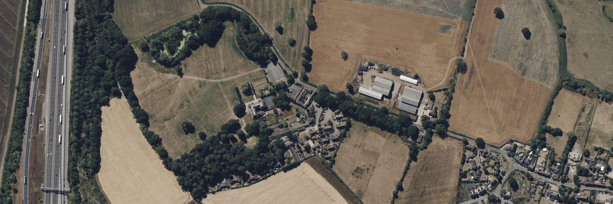 Straumēni / Catthorpe Manor aerial view — muiža, M1 šoseja, mežs un 26 akru teritorija no augšas